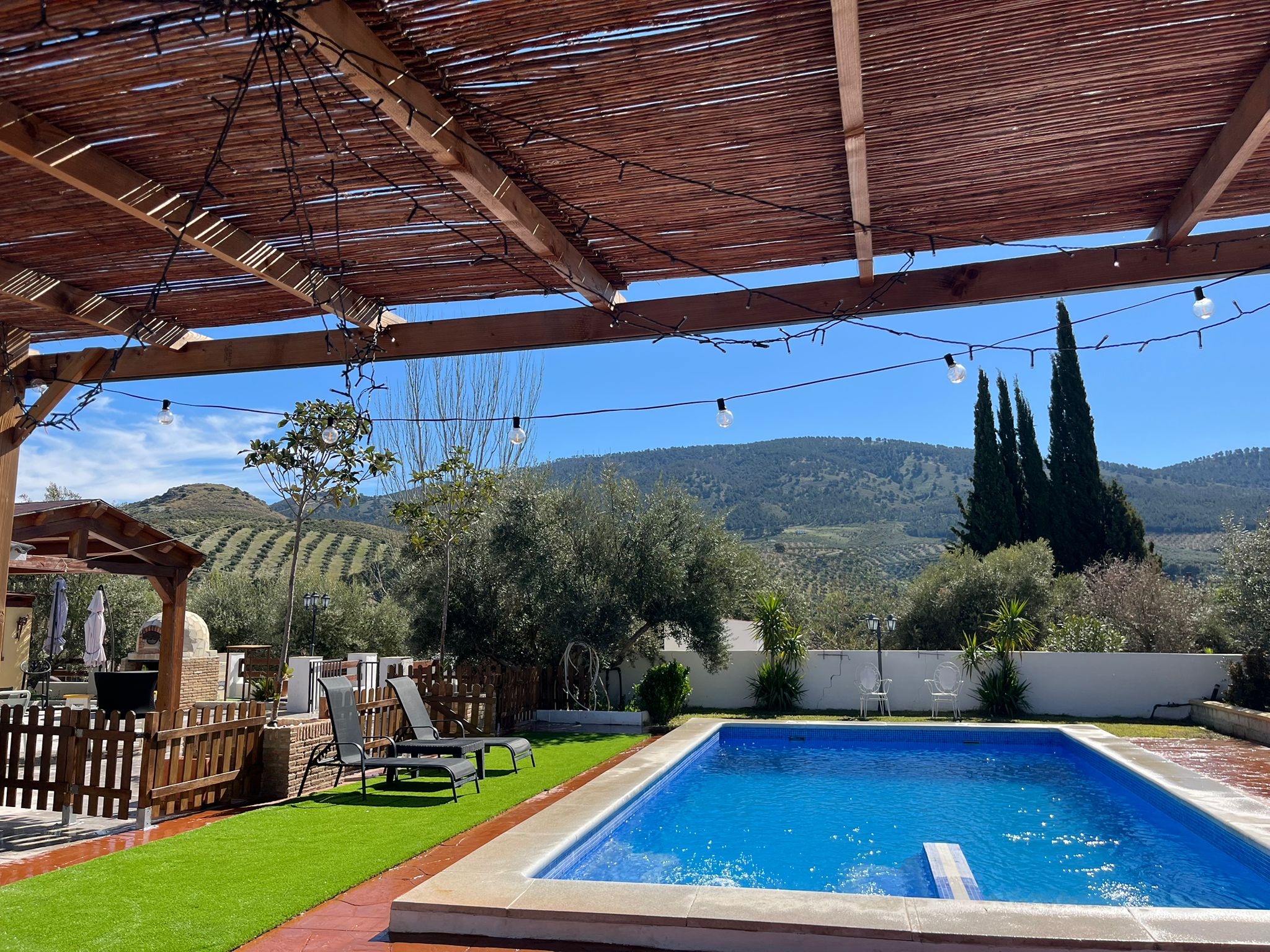 Pérgola con luces de ambiente y vistas a la sierra