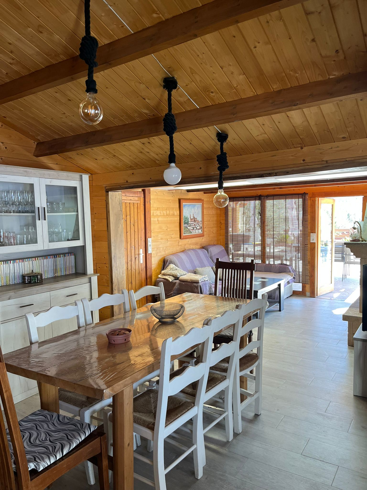 Comedor interior con techos de madera y lámpara rústica
