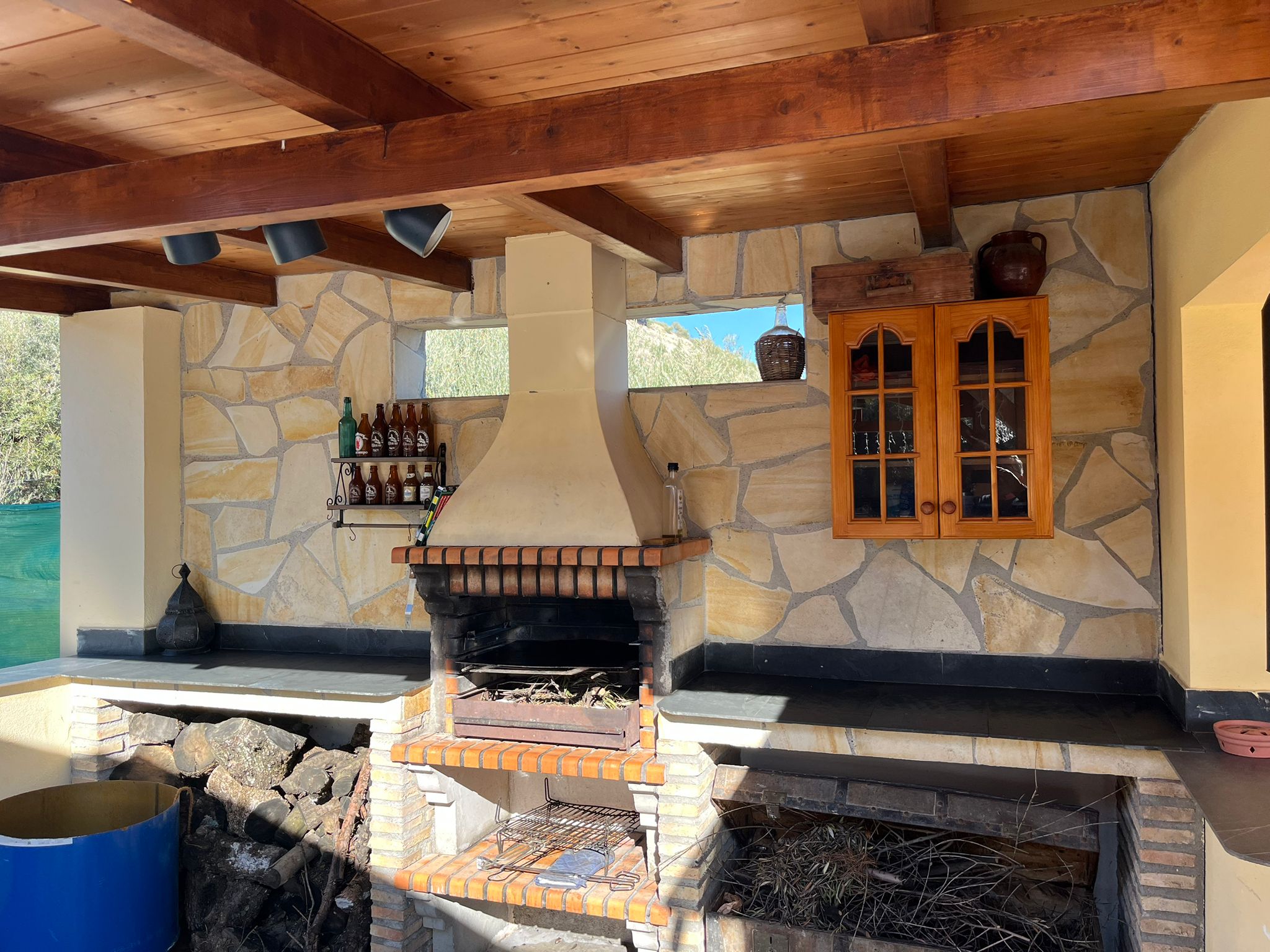 Estancia con decoración rústica