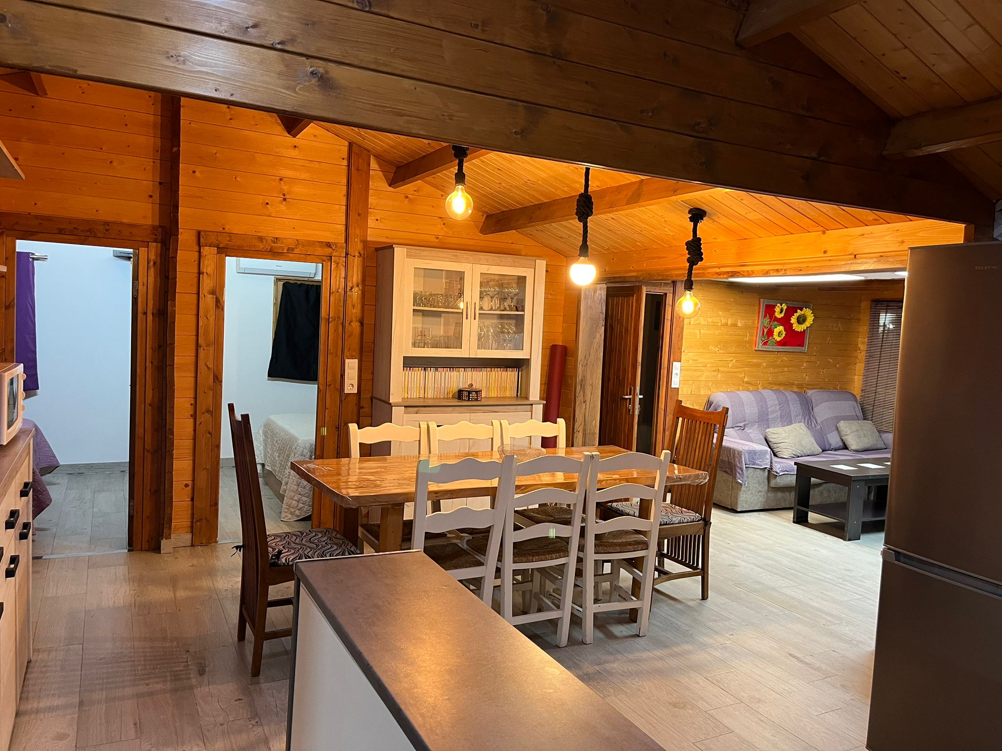Salón-cocina abierto con techos de madera